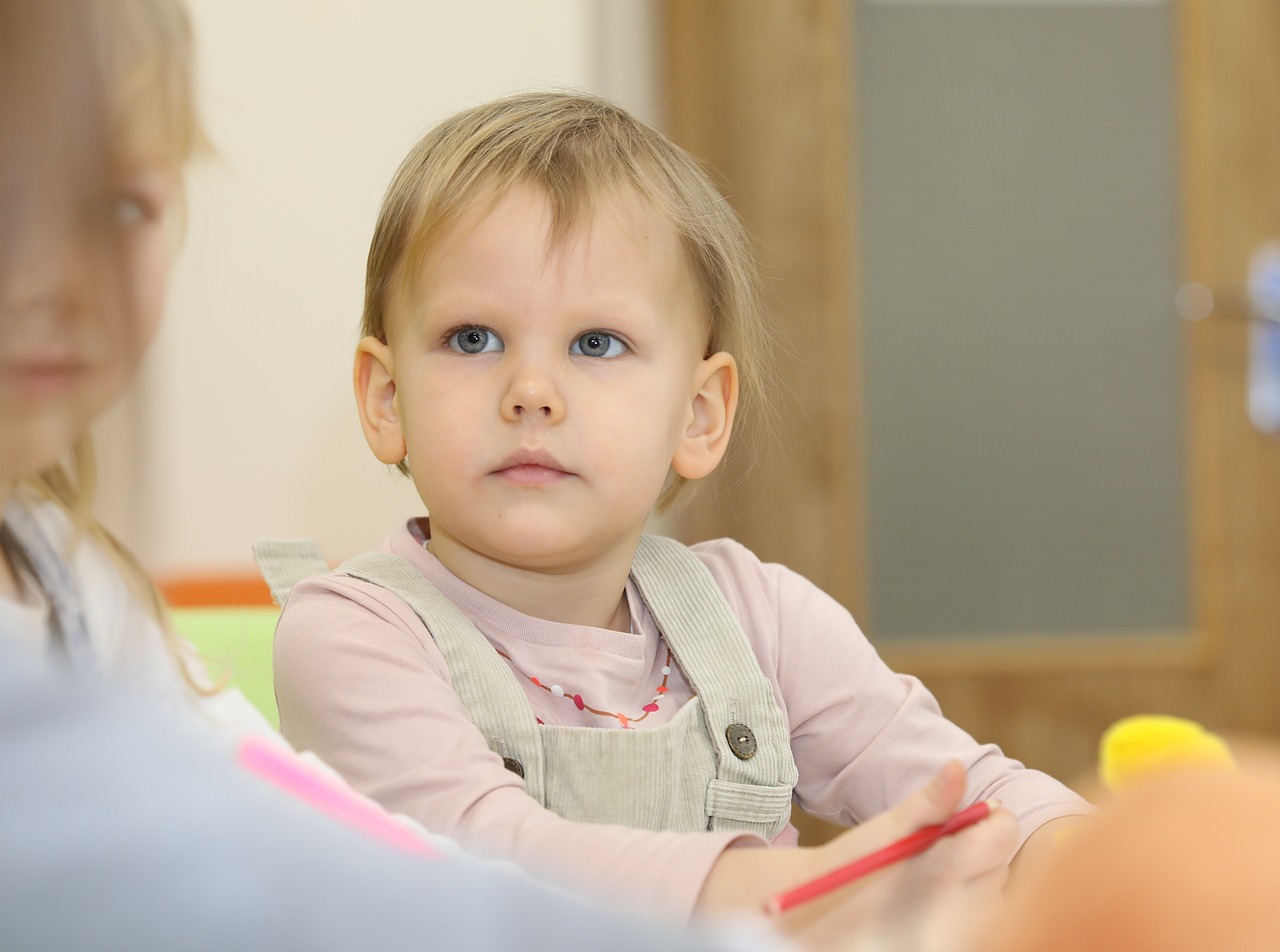 孩子打人行為的教育應對，理解、引導與策略